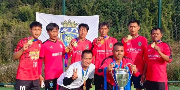 养牛、巡边、踢足球，他一样不差！