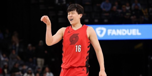 博鱼体育-杨瀚森3中1仅2+1+1：末节被弃用躺赢 仍是边缘轮换球员