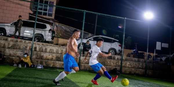 养牛、巡边、踢足球，他一样不差！